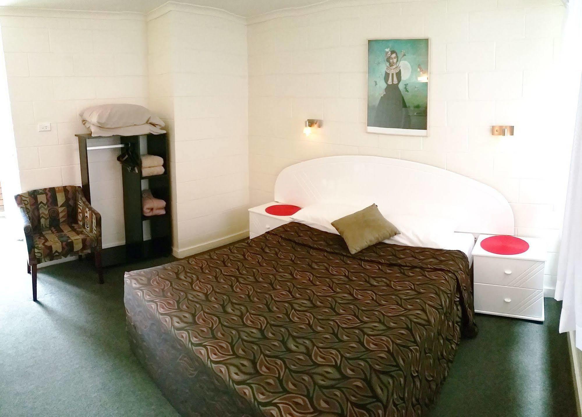 A&A Lodge Motel Emerald Bagian luar foto